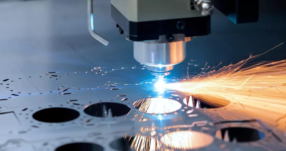 Rodzaje laserów CNC do obróbki metali – zastosowanie, zalety i ograniczenia
