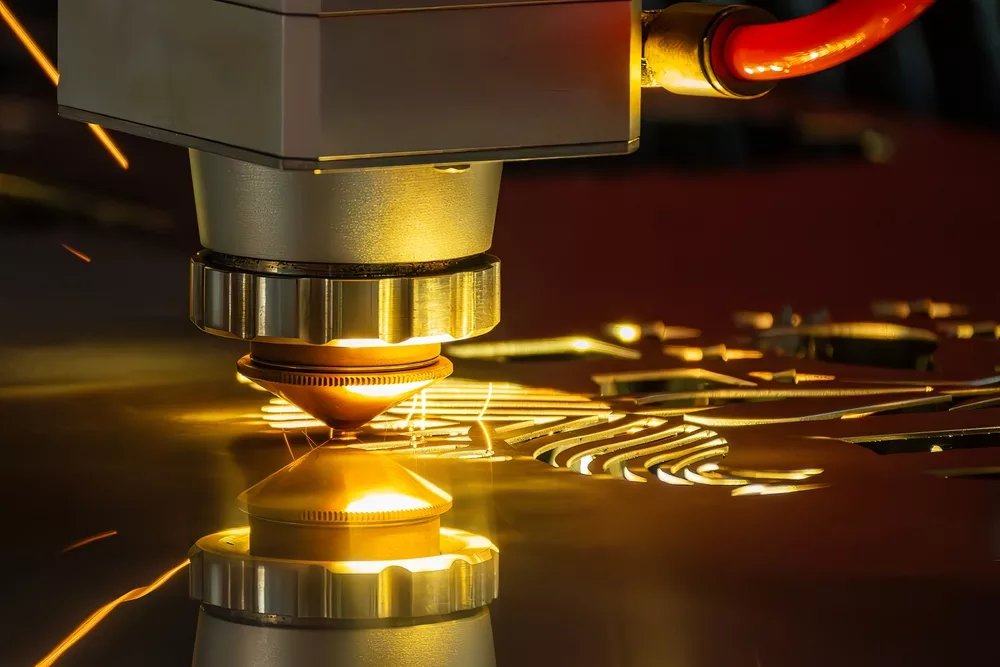 Technologia fiber, czyli laser światłowodowy: rewolucja w cięciu blachy, która odbywa się na naszych oczach